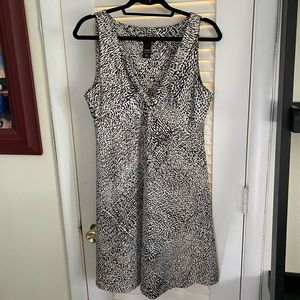 New York & Company. V~Neck Size Large (10). Like New. Black & White.